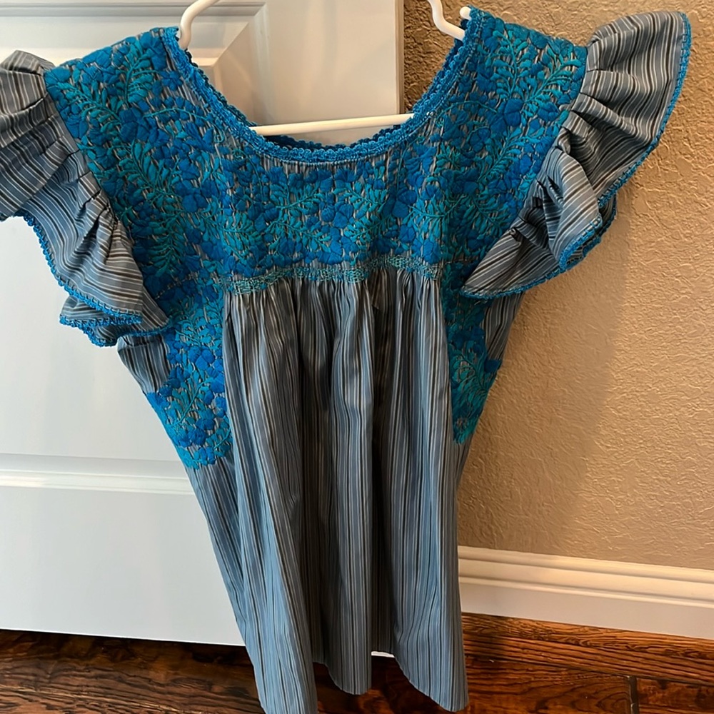 Like new! J Marie embroidered top - fits size small/medium